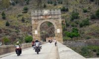 Wir überqueren die historische Brücke von Alcantara