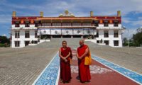 Mönche vor dem Drepung Kloster nahe Lhasa
