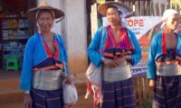 Traditionell gekleidete Frauen in Mae Sot