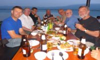 Gemeinsames Abendessen mit Blick auf den Fluss