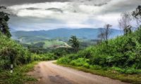 Wir fahren durch schöne Landschaften Laos