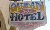 Das Schild des historischen Oatman Hotels