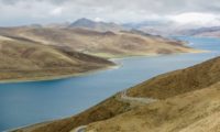 Blick auf den Yamdrok Tso See