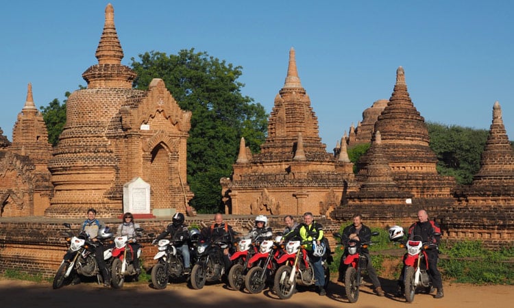 Gruppenbild vor den Bagan Tempeln