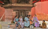 Alte Nepali Frauen plaudern vor dem kleinen Tempel