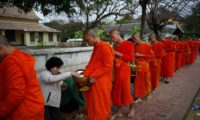 Die Mönche werden von den Gläubigen versorgt