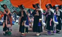 Ladhaki Frauen beim traditionellen Tanz