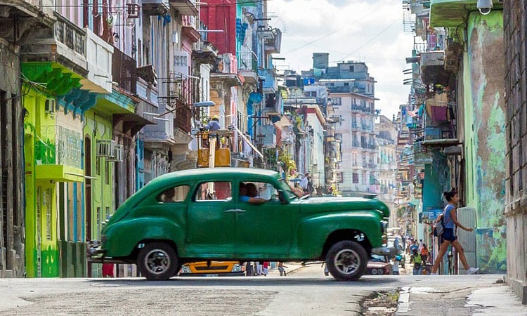 Blick in eine Seitenstraße von Havanna