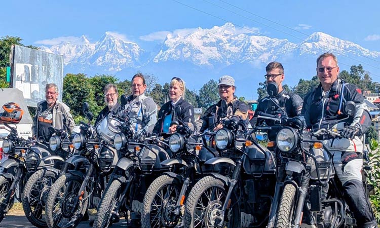 gruppenbild-mit-himalaya-range Gruppe vor der Himalaya Gebirgskette
