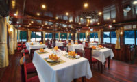 Speisesaal mit Blick auf die Halong Bucht