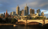 Die Skyline von Melbourne am Abend