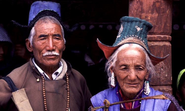 Ladakhis in traditioneller Tracht