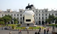 Statue an der Plaza San Martin in Lima