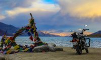 Ruhe und Freiheit – ein Motorrad am stillen Pangong-See im goldenen Licht der Abendsonne