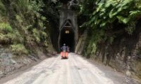Ein enger Tunnel auf der forgotten world highway mit treffendem Namen hobbit's hole