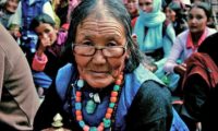 Eine alte Ladakhi Frau wartet auf den Dalai Lama