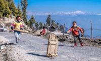 Sikkim Kinder spielen Cricket auf der Straße